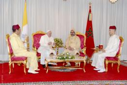 Image du Maroc Professionnelle de  Sa Majesté le Roi Mohammed VI accompagné du Prince Héritier Moulay Hassan, et du Prince Moulay Rachid accueil sa Sainteté le Pape François à son arrivée à Rabat pour une visite officielle au Royaume, Samedi 30 Mars 2019. (Photo/ SPPR) via Jalilbounhar.com 